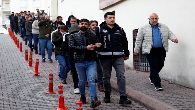 Kayseri merkezli kaçak sigara operasyonunda yakalanan 18 zanlı adliyede