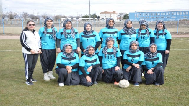 Nevşehir'de ev kadınlarından oluşan futbol takımı "Dimispor", ilk antrenmanına çıktı