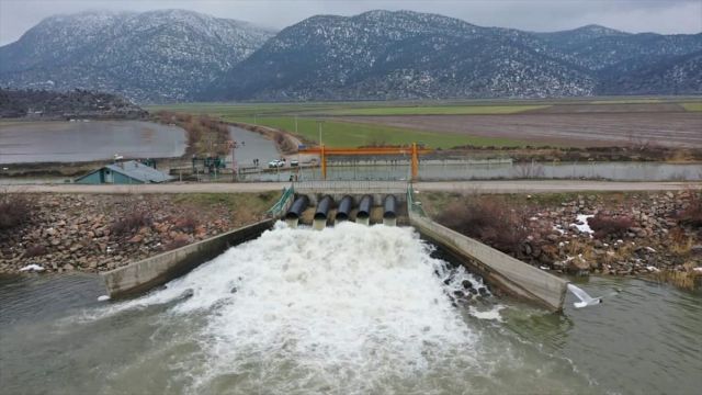 Suğla Gölü etrafında taşkınla mücadele sürüyor