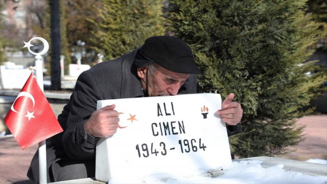 Yakınlarının kabrinin Konya Şehitliği'nde olduğunu öğrenen iki aileden hüzünlü ziyaret