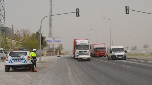 Aksaray'da kum fırtınası trafikte aksamaya neden oldu