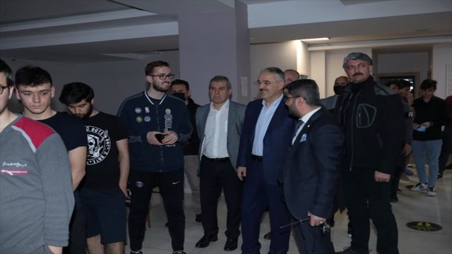 Eskişehir Valisi Ayyıldız, erkek öğrenci yurdunda öğrencilerle iftar yaptı