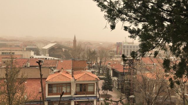 Nevşehir ve Kırşehir'de fırtına yaşamı olumsuz etkiliyor