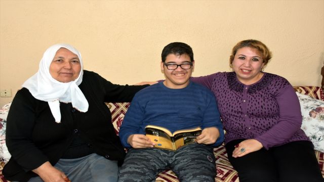 Serebral palsili Emirhan, 12 yılda 3 bine yakın kitap okudu