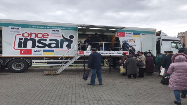 Ukrayna'ya 67 tır insani yardım malzemesiyle 1 mobil mutfak tırı gönderildi