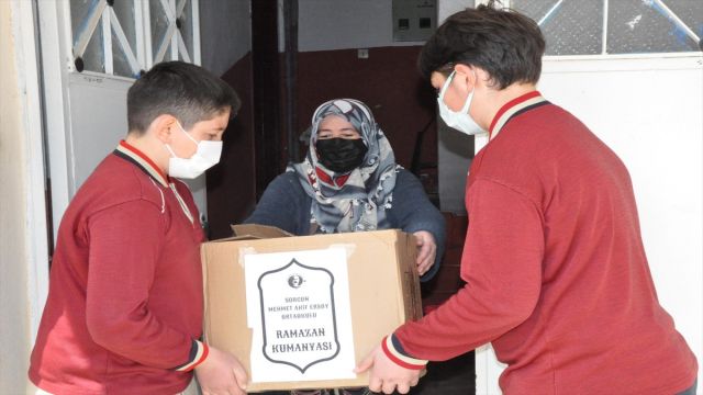 Yozgat'ta bir okulun "Değerler Eğitimi Kulübü" ihtiyaç sahiplerine yardım ulaştırıyor