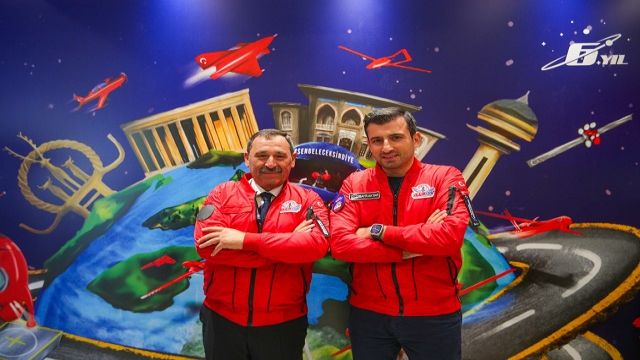 Enver Demirel ve Selçuk Bayraktar'dan Teknofest pozu