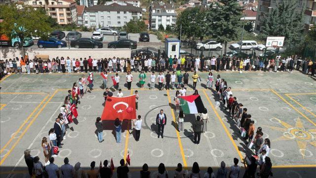 Başkentte karne alan çocuklar Gazzeli akranları için havaya balonlar bıraktı