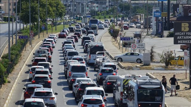 Kuzey Ege'nin Tatil Merkezlerinde Trafikte Bayram Yoğunluğu Yaşanıyor