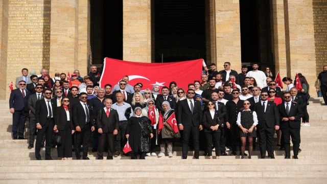 Uzanlar bayrağı devretti: Genç Parti’nin yeni kadrosundan Anıtkabir'e ziyaret!