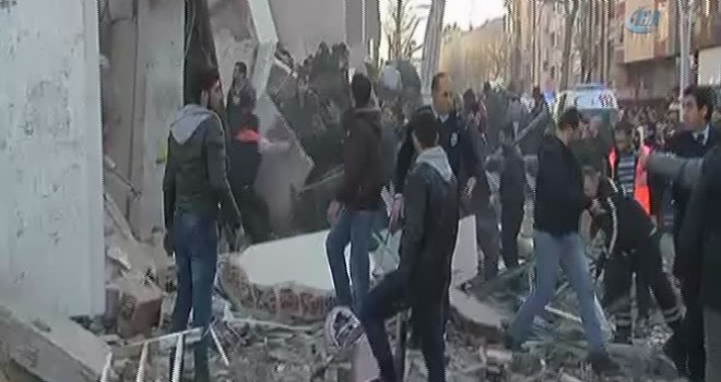 Zeytinburnu'nda bina çöktü