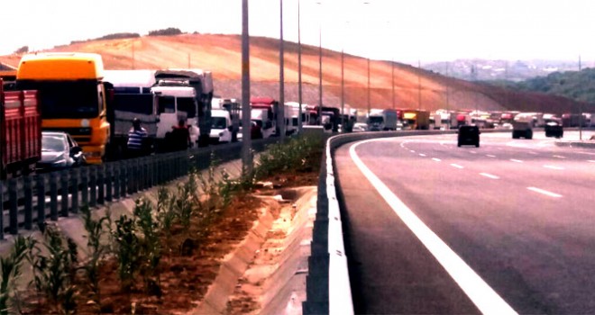 Kamyon sürücüleri, 3. köprü yolunu trafiğe kapattı