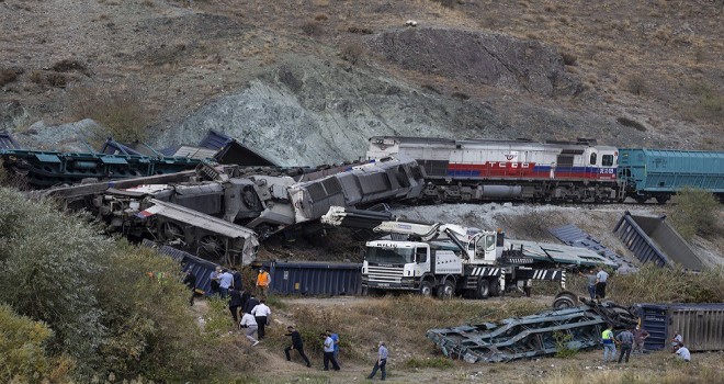 İki tren kafa kafaya çarpıştı...